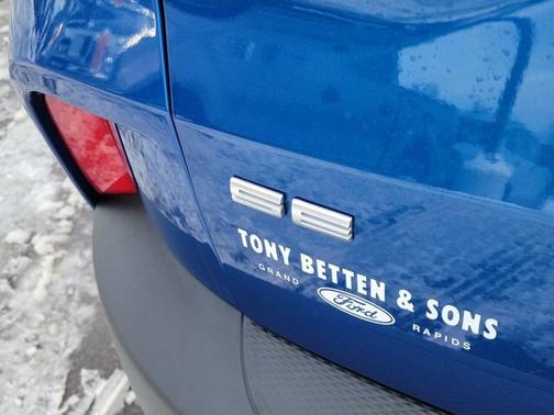 ATLAS BLUE METALLIC 2022 Ford Escape SE