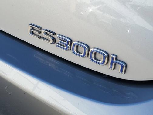 2022 Lexus ES 300h LUXURY