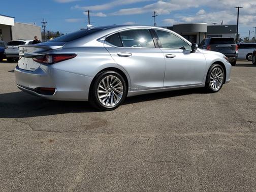 2022 Lexus ES 300h LUXURY