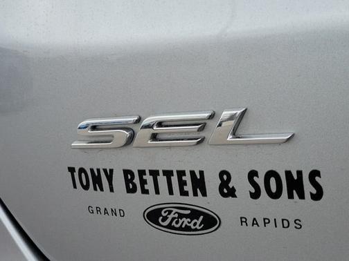ICONIC SILVER 2023 Ford Edge