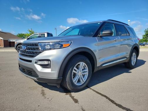 ICONIC SILVER METALLIC 2024 Ford Explorer XLT