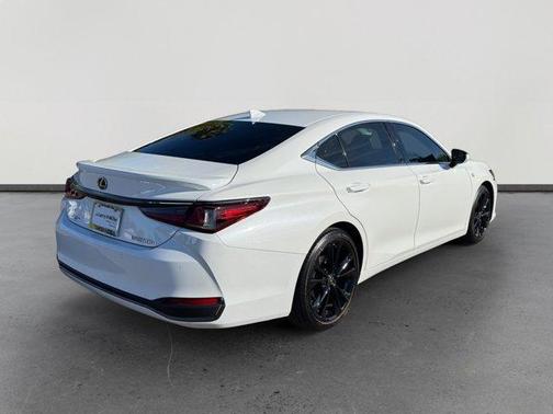 2024 Lexus ES 300h F SPORT Handling