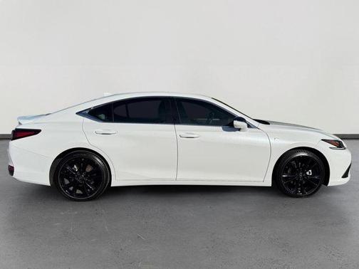 2024 Lexus ES 300h F SPORT Handling