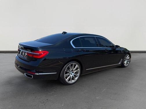 Black Sapphire Metallic 2019 BMW 740 i