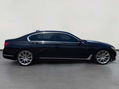 Black Sapphire Metallic 2019 BMW 740 i