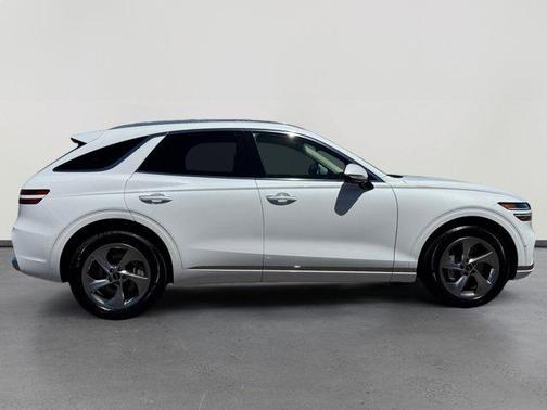 Uyuni White 2026 Genesis GV70 2.5T