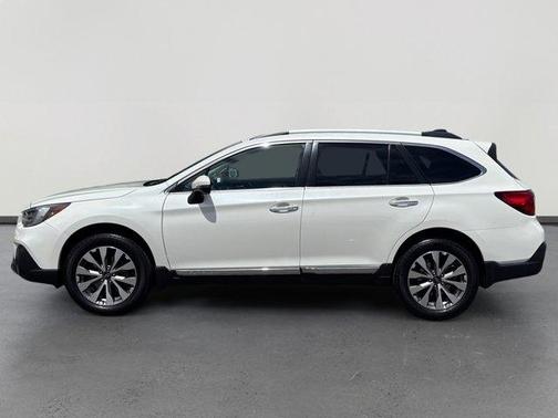Crystal White Pearl 2019 Subaru Outback 2.5i Touring