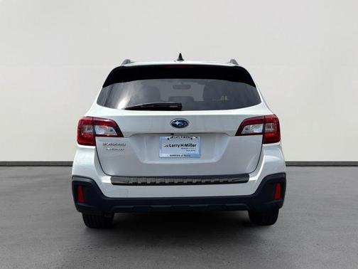 Crystal White Pearl 2019 Subaru Outback 2.5i Touring