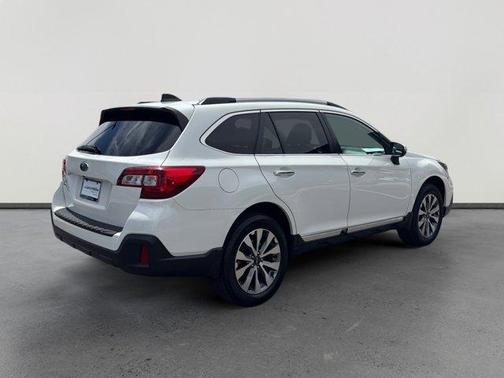 Crystal White Pearl 2019 Subaru Outback 2.5i Touring