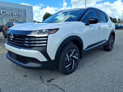 2t Wht Blk Roof 2026 Nissan Kicks SV