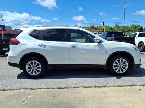 White 2018 Nissan Rogue SV