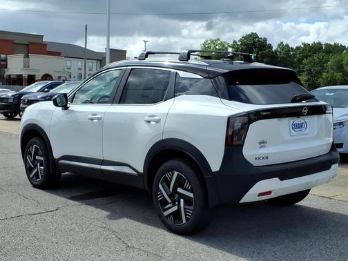 2t Wht Blk Roof 2026 Nissan Kicks SV