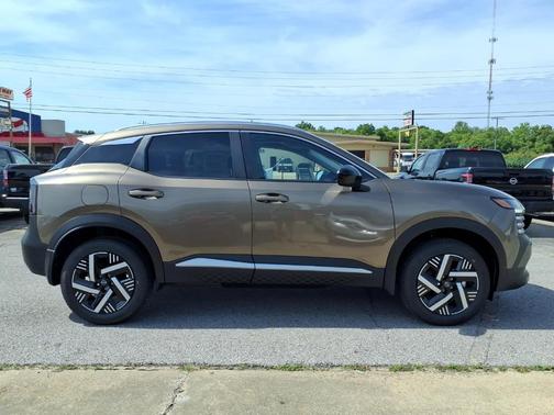 Canyon Bronze M 2026 Nissan Kicks SV