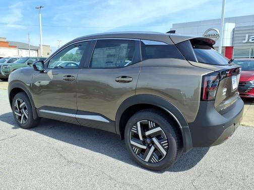 Canyon Bronze M 2026 Nissan Kicks SV