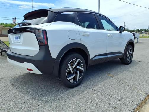 2t Wht Blk Roof 2026 Nissan Kicks SV