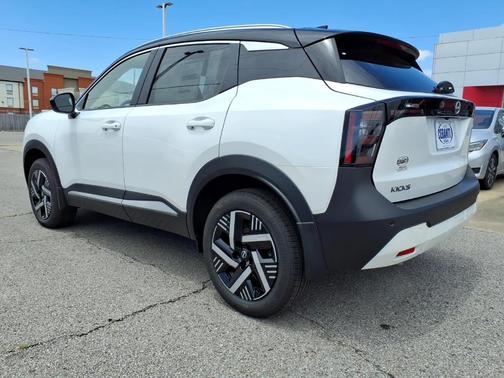 2t Wht Blk Roof 2026 Nissan Kicks SV