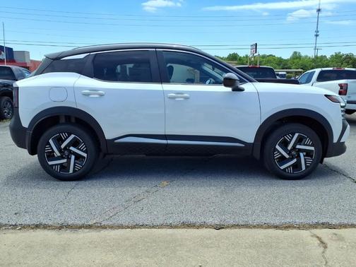 2t Wht Blk Roof 2026 Nissan Kicks SV