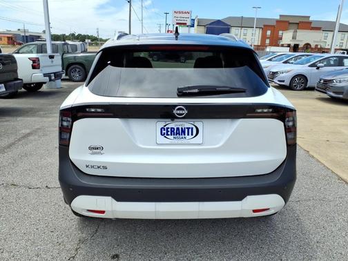 2t Wht Blk Roof 2026 Nissan Kicks SV
