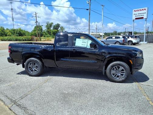 2025 Nissan Frontier SV