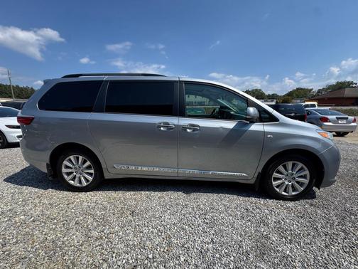 2017 Toyota Sienna XLE