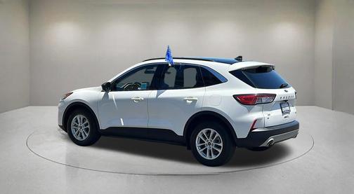 Star White Metallic Tri-Coat 2022 Ford Escape SE