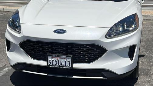 Star White Metallic Tri-Coat 2022 Ford Escape SE