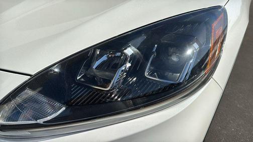White Metallic 2022 Ford Escape SE