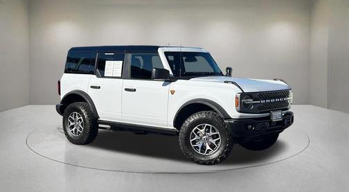 Oxford White 2025 Ford Bronco Badlands