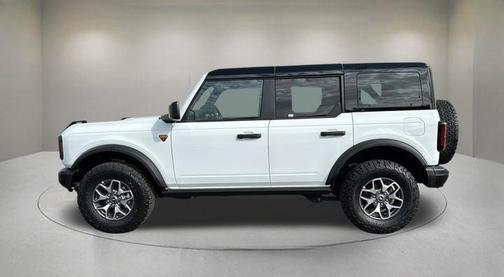 Oxford White 2025 Ford Bronco Badlands