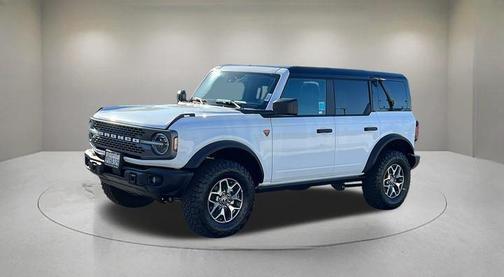 Oxford White 2025 Ford Bronco Badlands