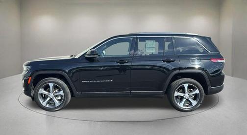 Diamond Black Crystal Pearlcoat 2023 Jeep Grand Cherokee Limited