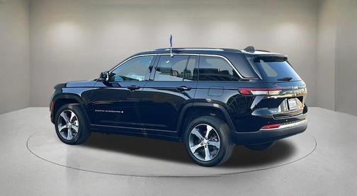 Diamond Black Crystal Pearlcoat 2023 Jeep Grand Cherokee Limited