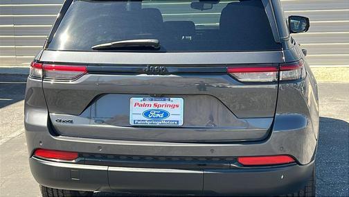 Baltic Gray Metallic Clearcoat 2023 Jeep Grand Cherokee Altitude