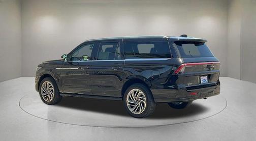 Infinite Black Metallic Clearcoat 2025 Lincoln Navigator Reserve