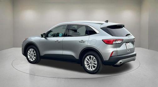 Iconic Silver Metallic 2022 Ford Escape SE