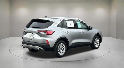 Iconic Silver Metallic 2022 Ford Escape SE