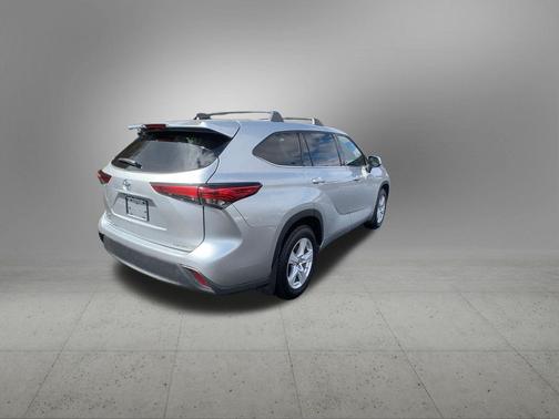 Celestial Silver Metallic 2022 Toyota Highlander LE
