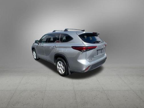 Celestial Silver Metallic 2022 Toyota Highlander LE