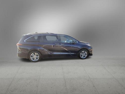 2022 Toyota Sienna XSE 7 Passenger