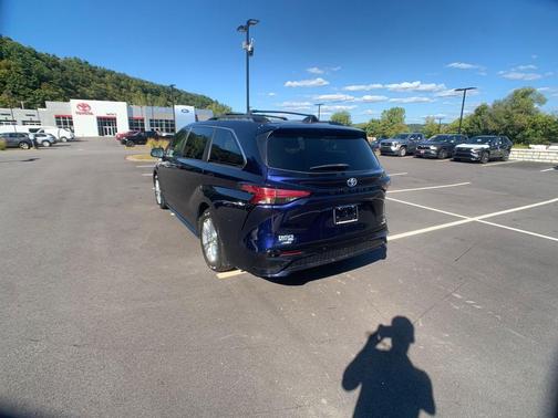 2022 Toyota Sienna XSE 7 Passenger