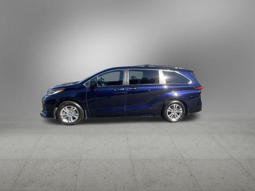 2022 Toyota Sienna XSE 7 Passenger