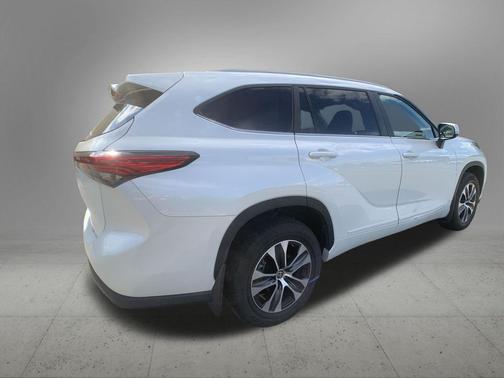 Wind Chill Pearl 2023 Toyota Highlander XLE