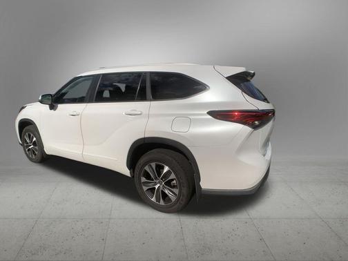 Wind Chill Pearl 2023 Toyota Highlander XLE