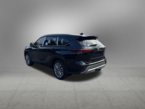 Midnight Black Metallic 2026 Toyota Highlander Hybrid Platinum