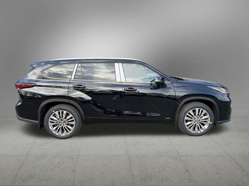 Midnight Black Metallic 2026 Toyota Highlander Hybrid Platinum