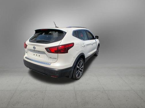 Pearl White Tricoat 2019 Nissan Rogue Sport SL