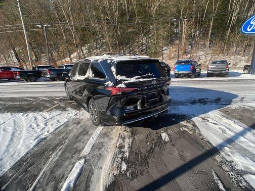 2025 Toyota Sienna Platinum