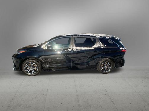 2025 Toyota Sienna Platinum