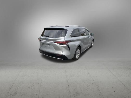 2023 Toyota Sienna Platinum 7 Passenger