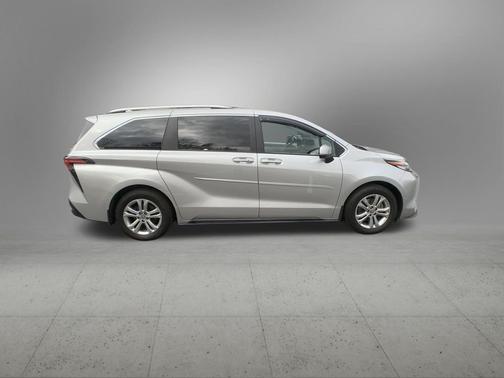 2023 Toyota Sienna Platinum 7 Passenger